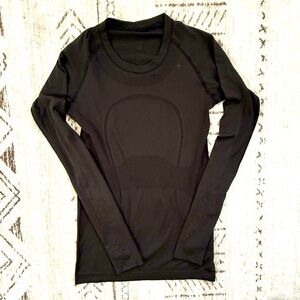 Lulu Lemon Size 6 Black Long Sleeve Athletic Top